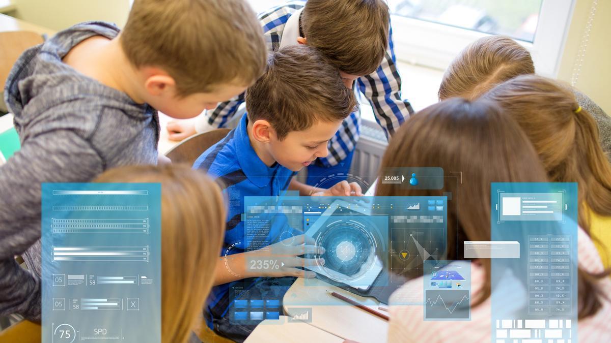 Un grupo de alumos de Primaria trabajan juntos con un tablet.