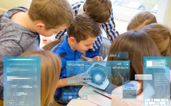 Un grupo de alumos de Primaria trabajan juntos con un tablet.