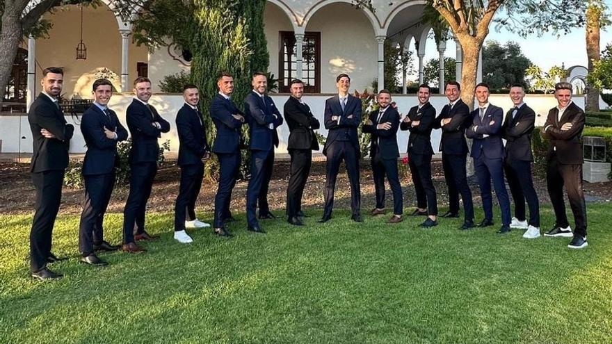 La representación txuri-urdin y de ex realistas, rodeando a Carlos Fernández