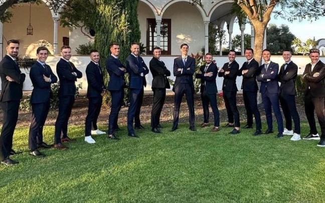 La representación txuri-urdin y de ex realistas, rodeando a Carlos Fernández