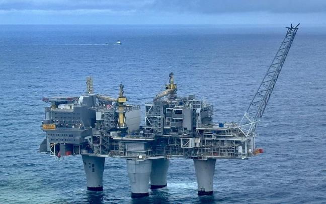 Imagen de una plataforma petrolífera. Imagen de una plataforma petrolífera.