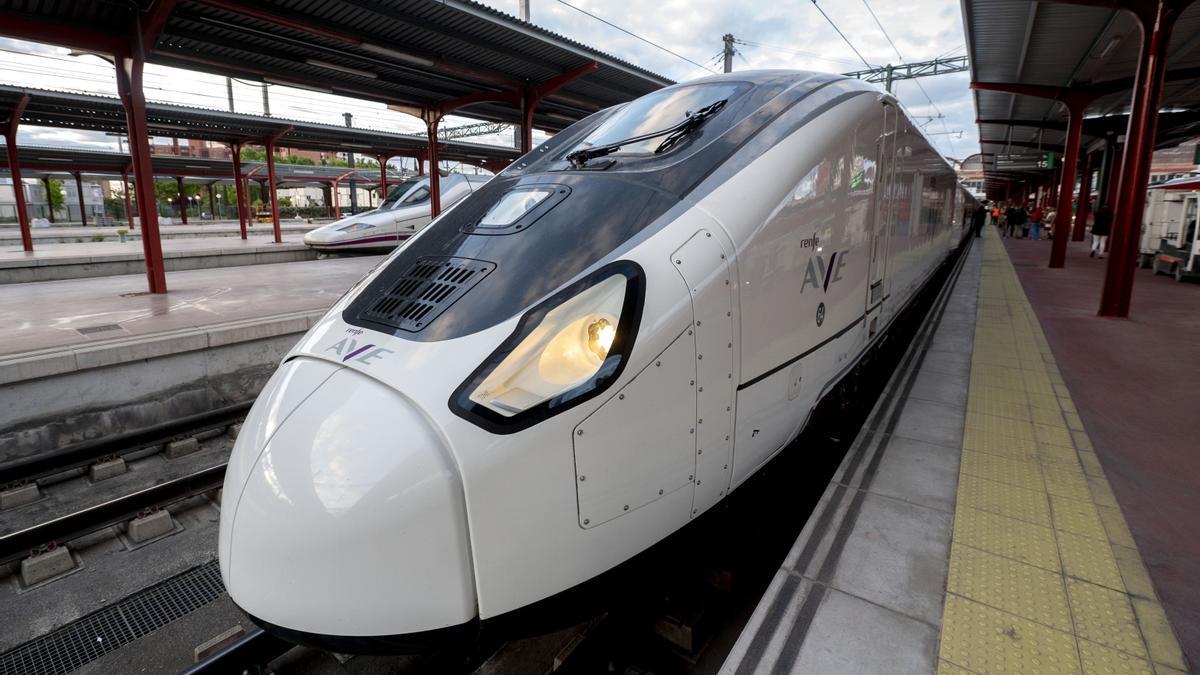 Un tren de alta velocidad espera su salida en una estación de Sevilla