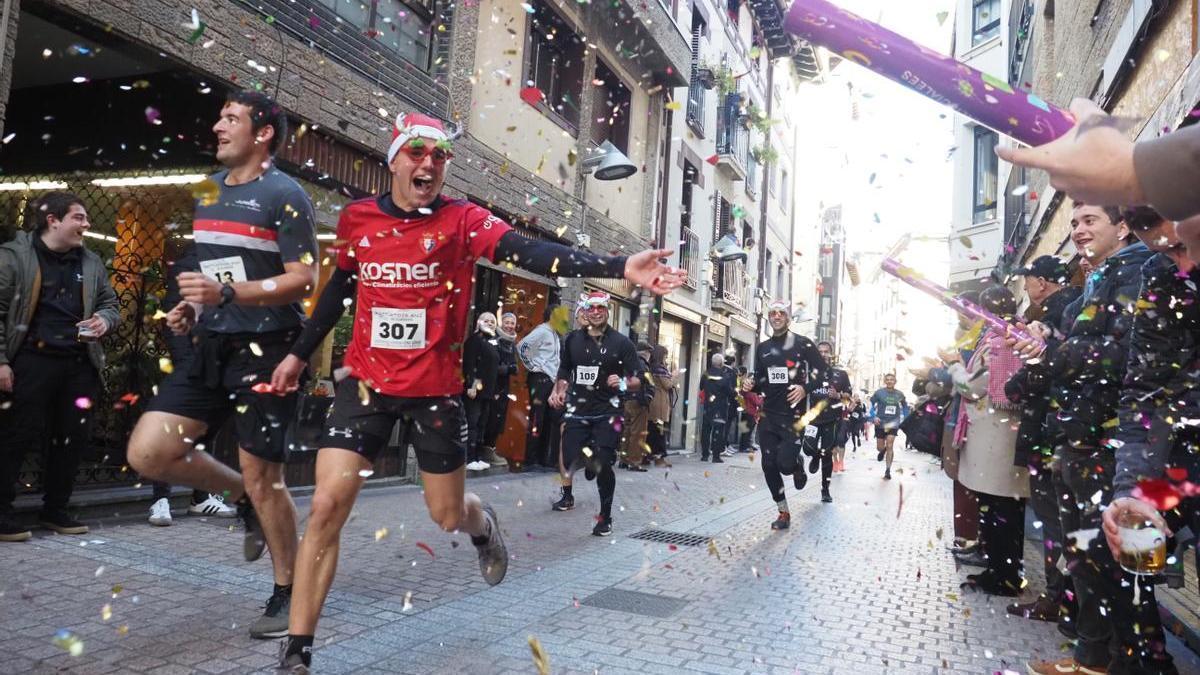 Con buenas piernas y ganas de diversión, el éxito está garantizado en la San Silvestre de Deba.