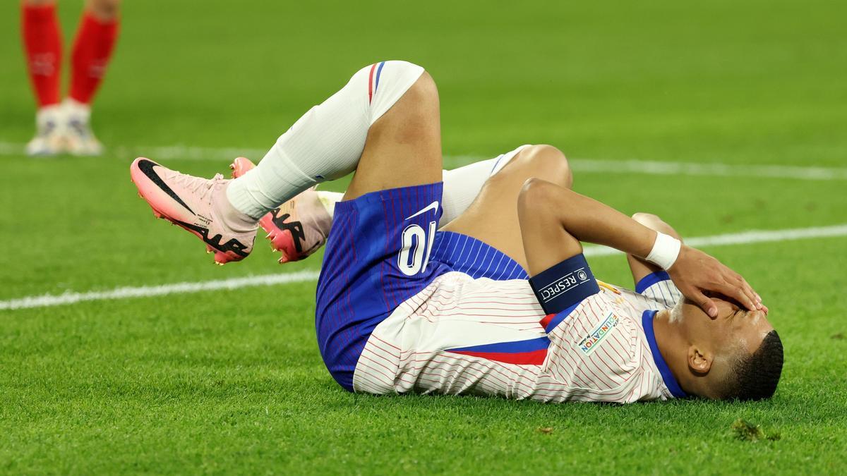 Mbappé se dolía de una brecha en la nariz que obligó a su reemplazo.