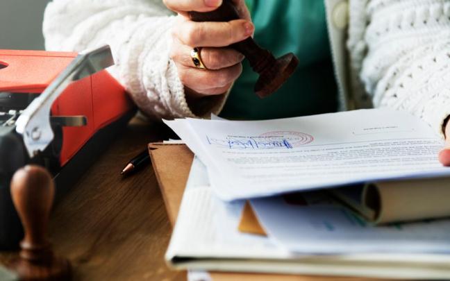 Inscirbiendo un nacimiento en el registro correspondiente.