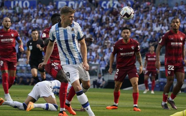 Alexander Sorloth, frente al Sevilla. / RUBEN PLAZA Alexander Sorloth, frente al Sevilla. / RUBEN PLAZA