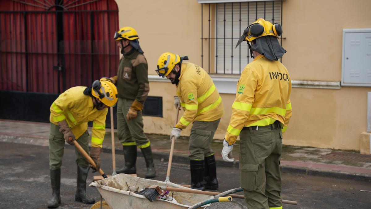 La UME trabaja en zonas anegadas de Sevilla