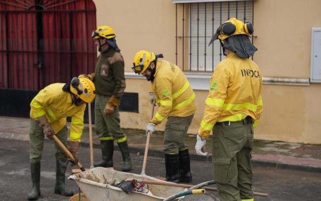 La UME trabaja en zonas anegadas de Sevilla