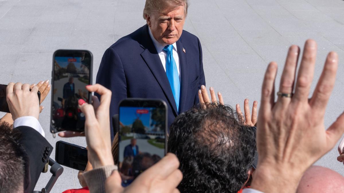 Trump asegura que ayudará a Rusia por el supuesto caso de peste pulmonar.