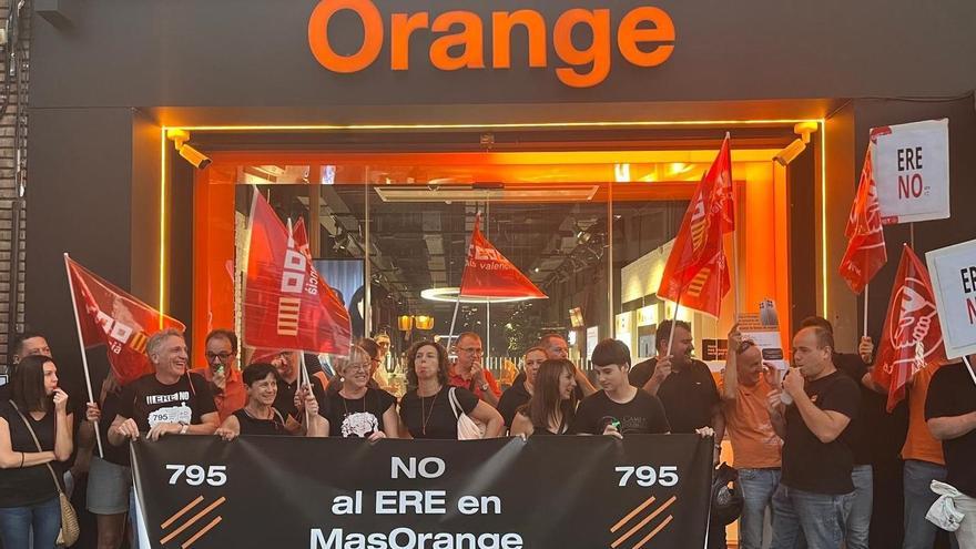 Empleados se concentran contra el ERE de MasOrange.