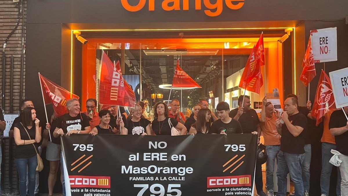 Empleados se concentran contra el ERE de MasOrange.