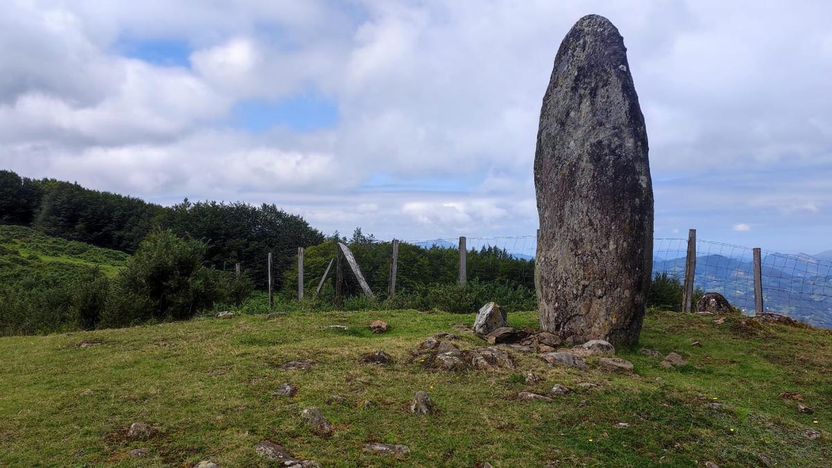 Vista de hito de piedra conocido como el menhir de Arribiribilleta, situado en las inmediaciones del lugar en el que la Fundación Irukurutzeta ha adquirido los terrenos