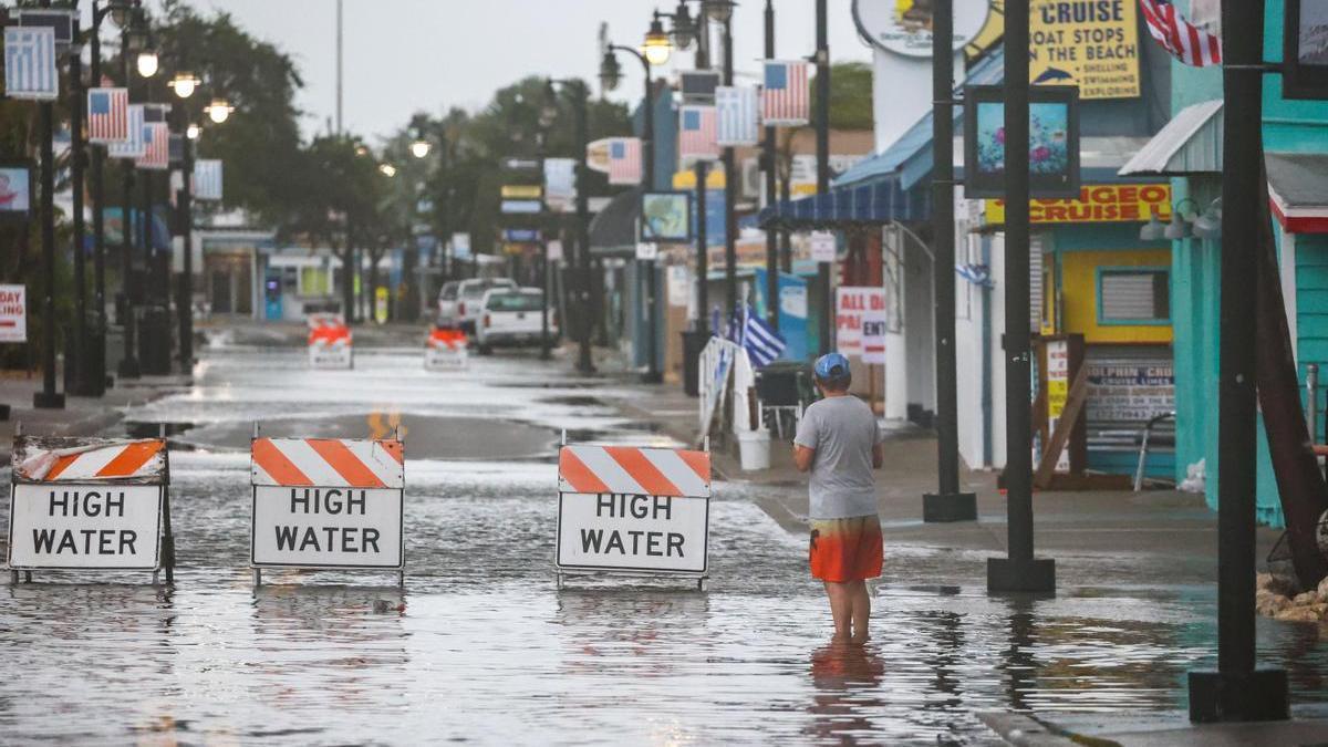 Una calle inundada por el paso del huracán Debby en Tarpon Springs, Florida.