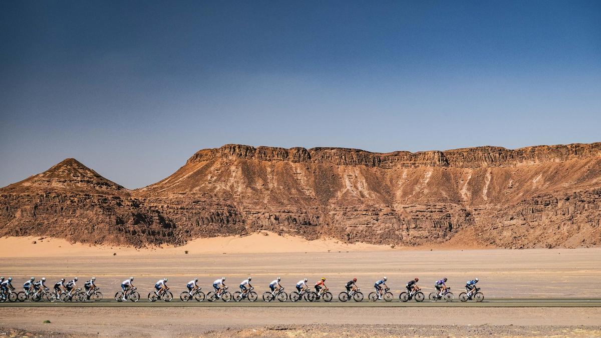 El pelotón rueda en el desierto.