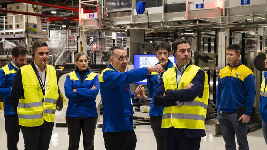 El lehendakari, Imanol Pradales, durante su visita a la fábrica de Michelin en Vitoria.