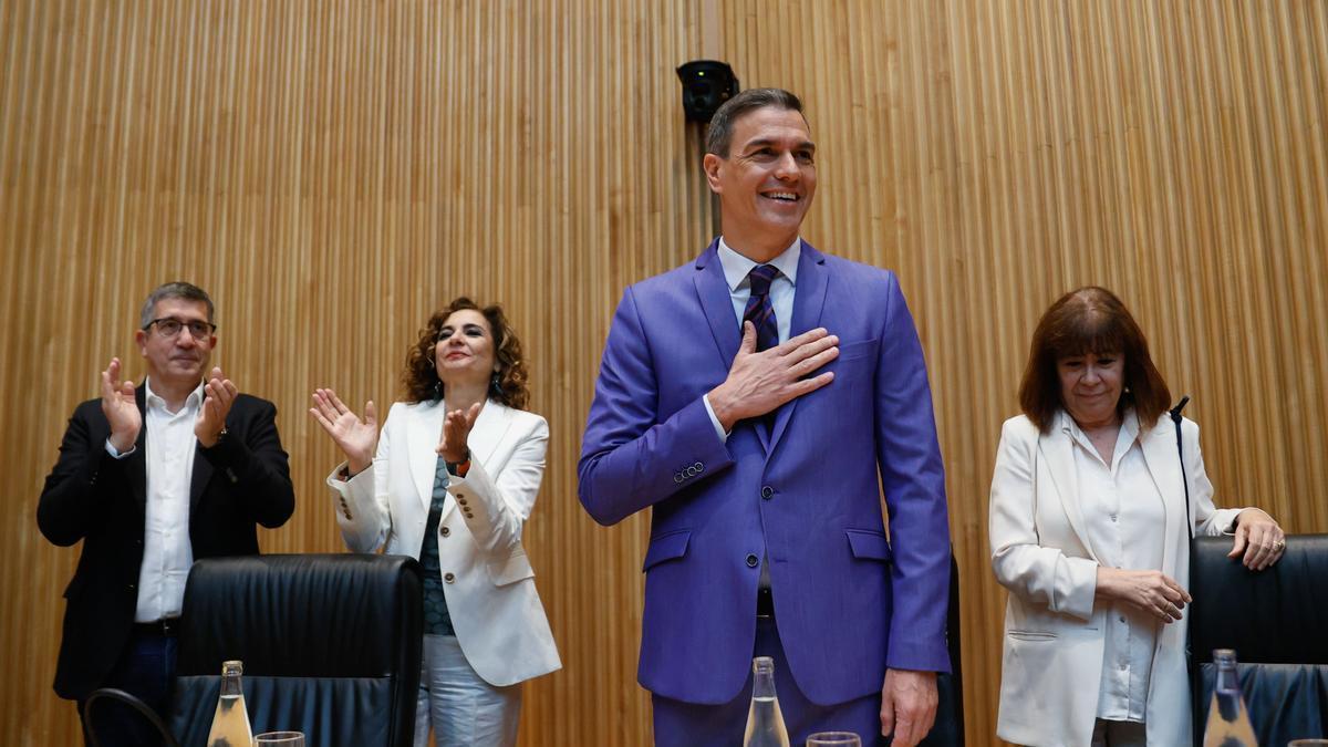 Pedro Sánchez ovacionado por sus diputados y senadores reunidos en el Congreso.