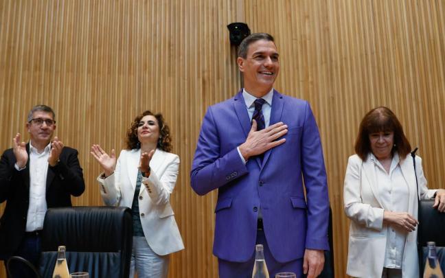 Pedro Sánchez ovacionado por sus diputados y senadores reunidos en el Congreso.