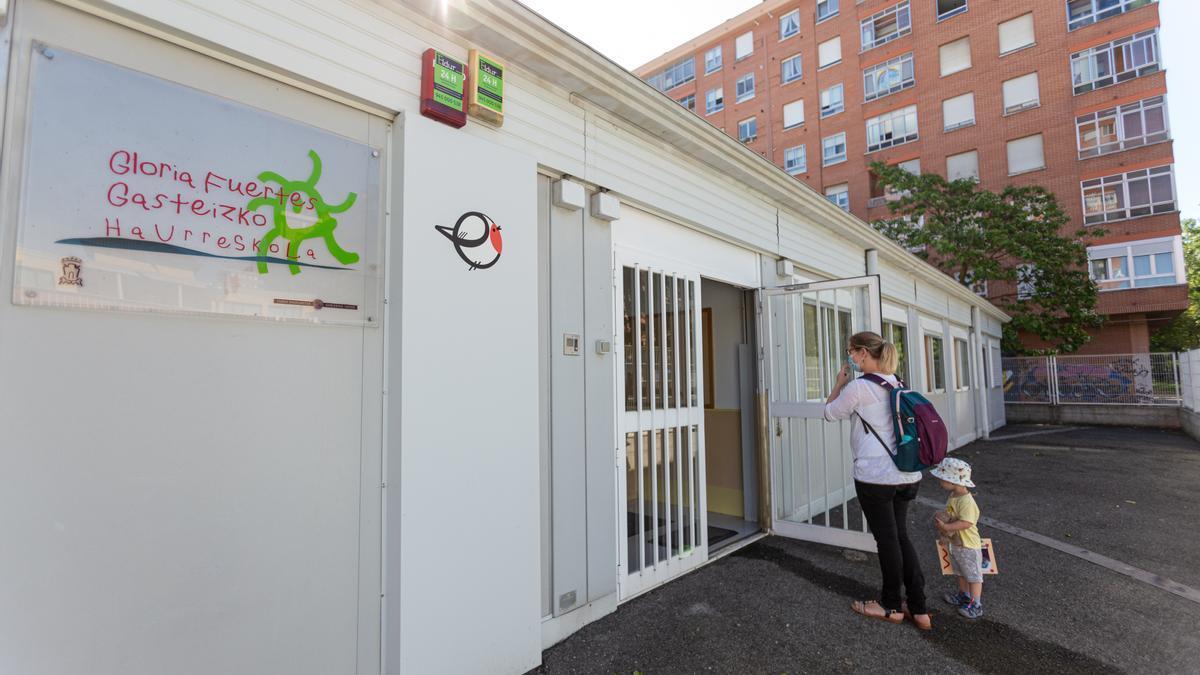 Un niño pequeño entra por la puerta hacia el interior de las instalaciones de una guardería de Vitoria-Gasteiz