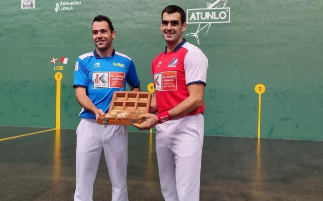 Jaka y Ezkurdia posan con las pelotas separadas en el frontón Artza de Bermeo. Jaka y Ezkurdia posan con las pelotas separadas en el frontón Artza de Bermeo.