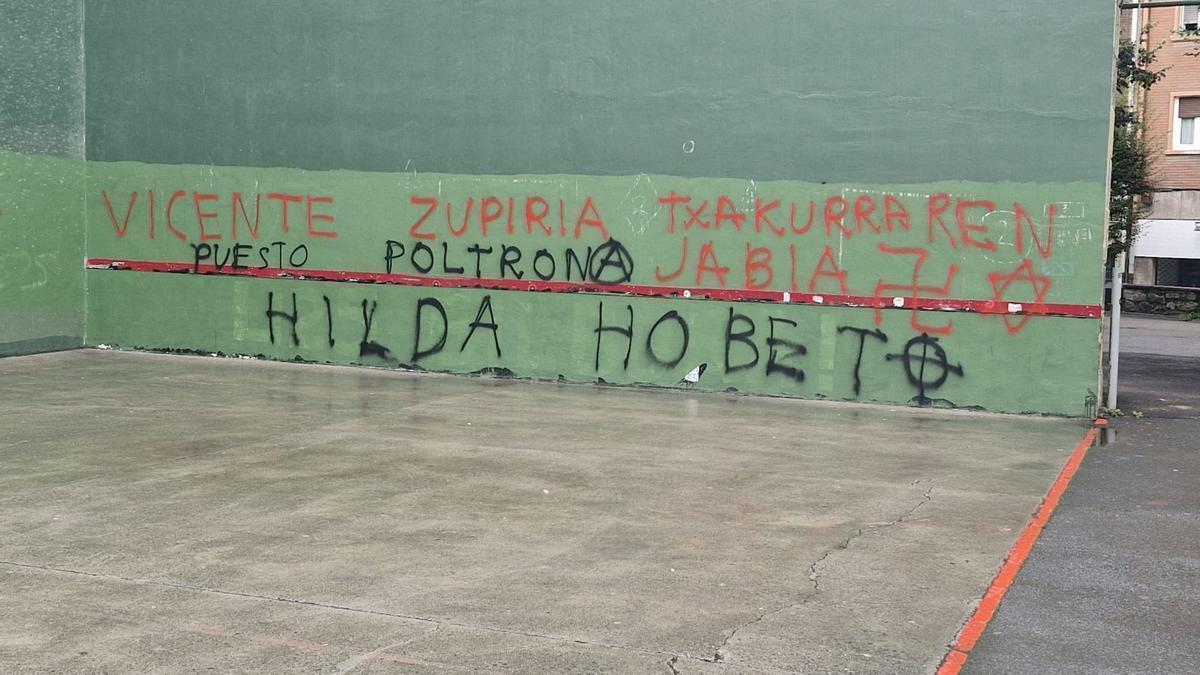 Pintadas en Hernani contra Ertzaintza y Bingen Zupiria.