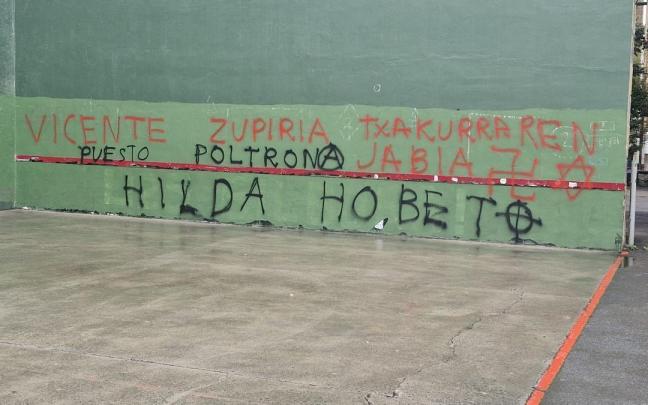 Pintadas en Hernani contra Ertzaintza y Bingen Zupiria.