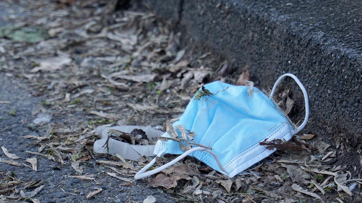 Una mascarilla tirada en el suelo.