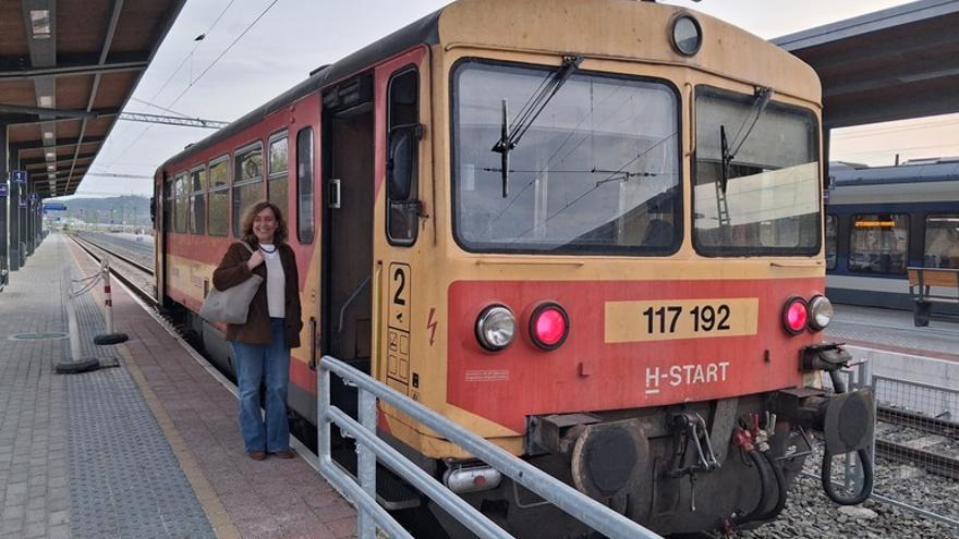 La consejera de Movilidad Sostenible del Gobierno Vasco, Susana García Chueca, en un transporte público de Hungría.