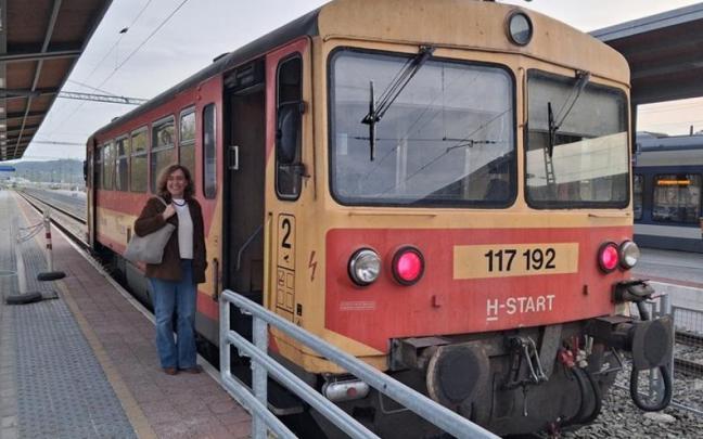 La consejera de Movilidad Sostenible del Gobierno Vasco, Susana García Chueca, en un transporte público de Hungría.