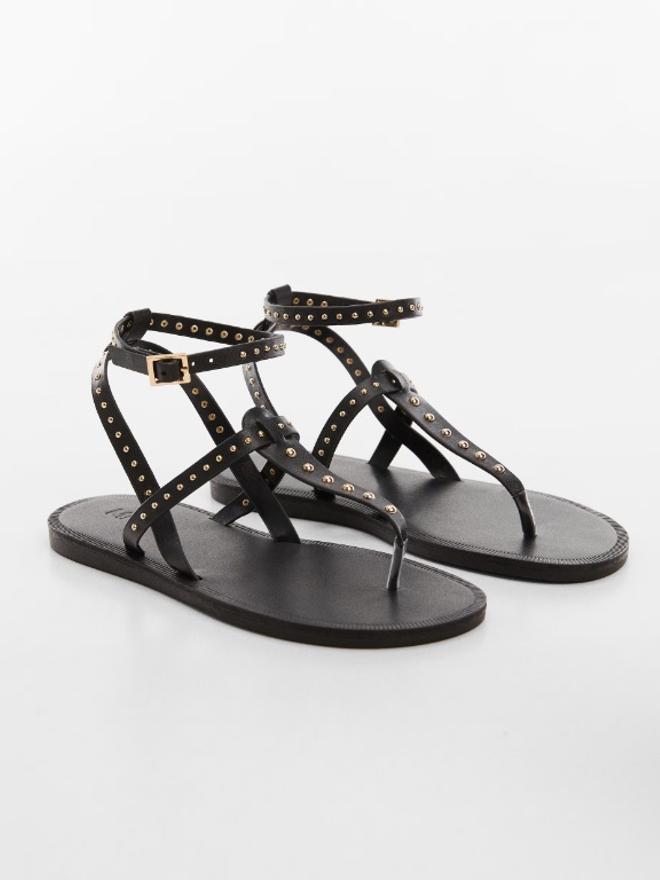 Sandalias con tachuelas.