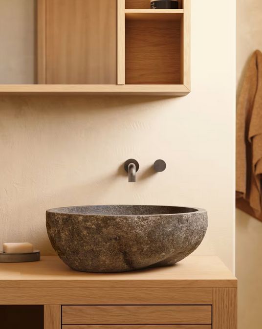 Lavabo de piedra natural de río.