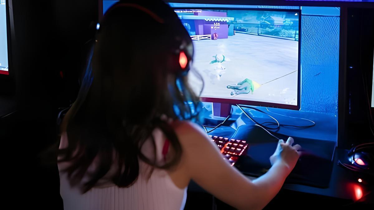 Una niña juega a un videojuego, aparentemente violento, a través de Internet.