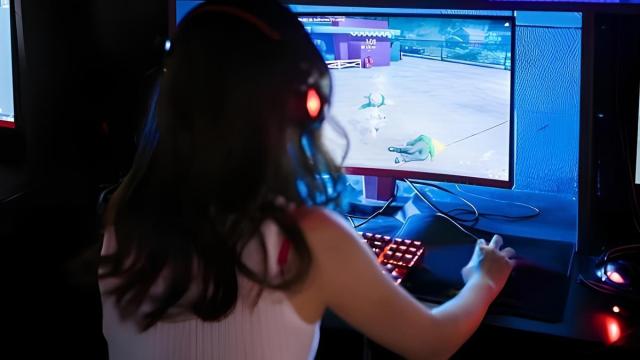 Una niña juega a un videojuego, aparentemente violento, a través de Internet.