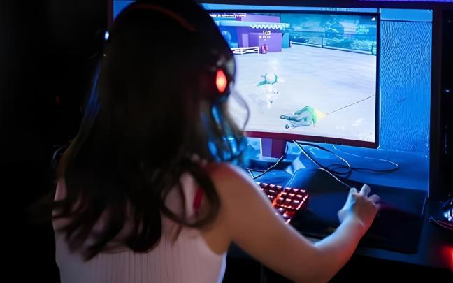 Una niña juega a un videojuego, aparentemente violento, a través de Internet.