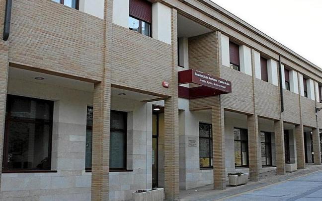 Fachada principal y puerta de entrada de la residencia de Cáseda.