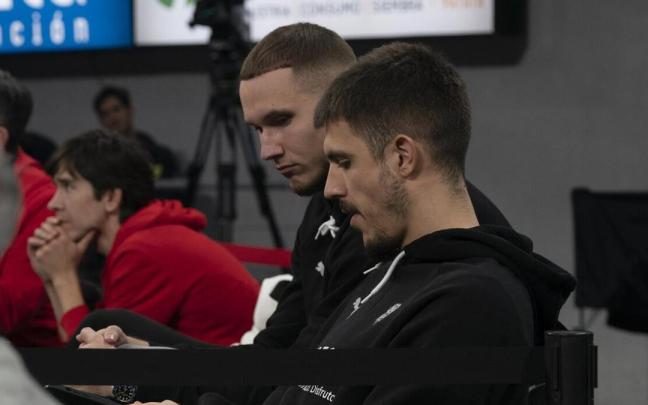 Sedekerskis presencia junto a Marinkovic vestido de calle uno de los partidos que se ha perdido este curso por sus molestias musculares