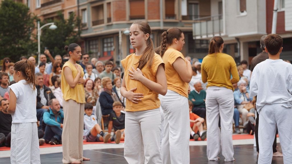 Anakrusa interpreta 'Kalma' en Pasai Antxo