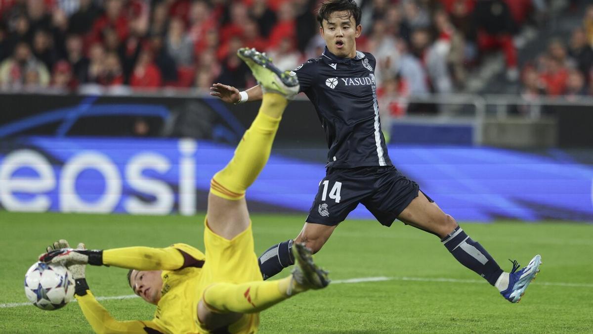 Take Kubo y el meta del Benfica Trubin, durante el partido de Da Luz. / MIGUEL A. LOPES