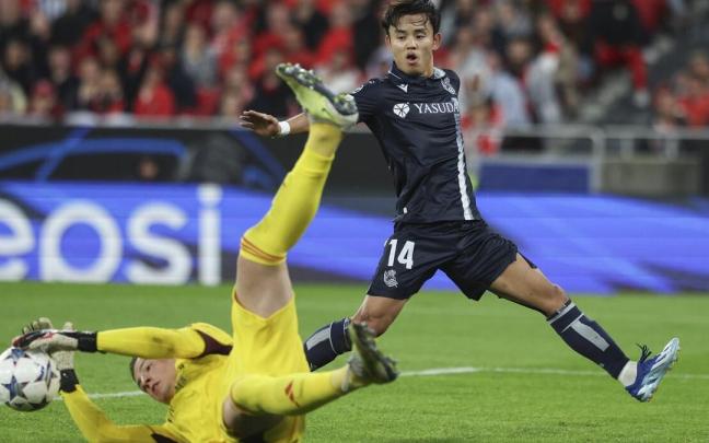 Take Kubo y el meta del Benfica Trubin, durante el partido de Da Luz. / MIGUEL A. LOPES