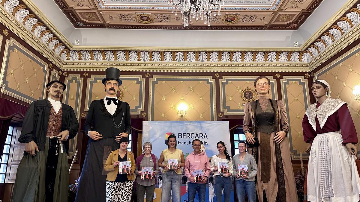 'Krixkitin' (primero por la izquierda), representantes municipales y autoras del cuento en su presentación.