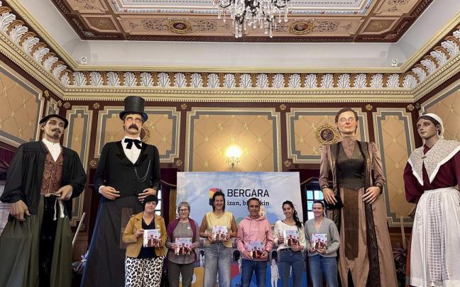 'Krixkitin' (primero por la izquierda), representantes municipales y autoras del cuento en su presentación. / B.U. 'Krixkitin' (primero por la izquierda), representantes municipales y autoras del cuento en su presentación.
