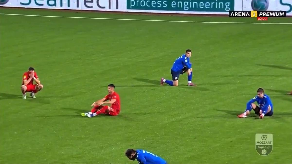 Los jugadores de ambos equipos destrozados tras conocer la noticia del fallecimiento de Mladan Zizovic