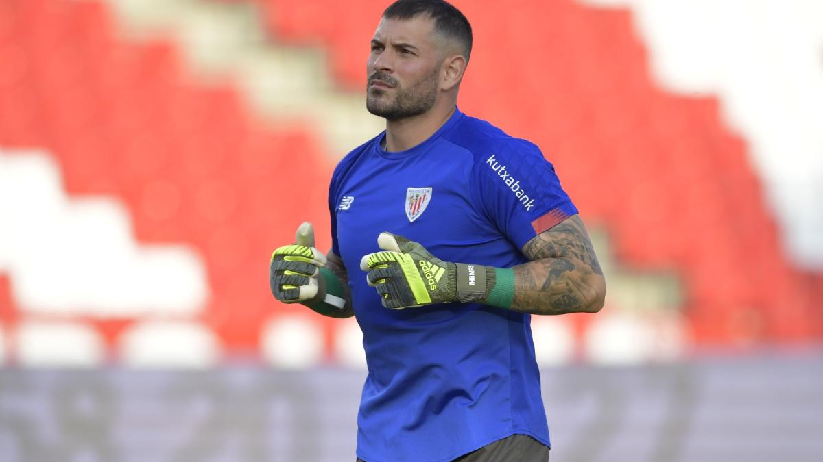 Iago Herrerín calienta antes de un partido con el Athletic / Athletic Club