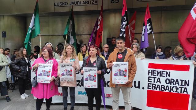 Concentración de los sindicatos Steilas, LAB, ELA y CCOO en el registro de nuevas huelgas de la educación pública para el mes de mayo. EP