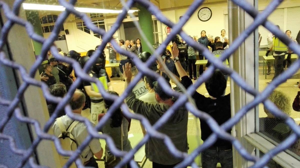 Guardia Civil y Policía Nacional requisan urnas del referéndum del 1-O.