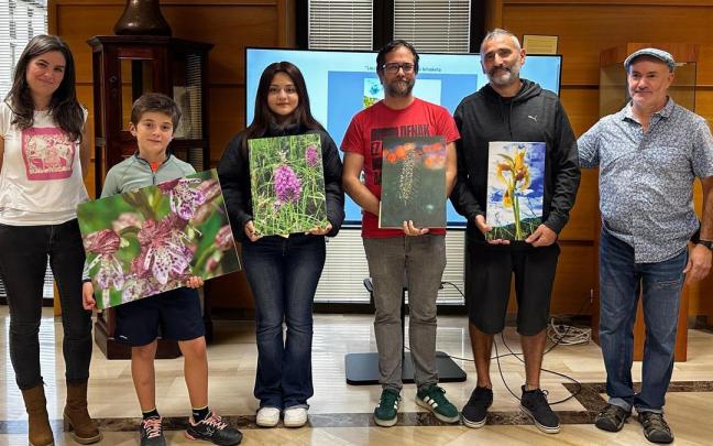 Ganadores de esta primera edición posando con sus obras