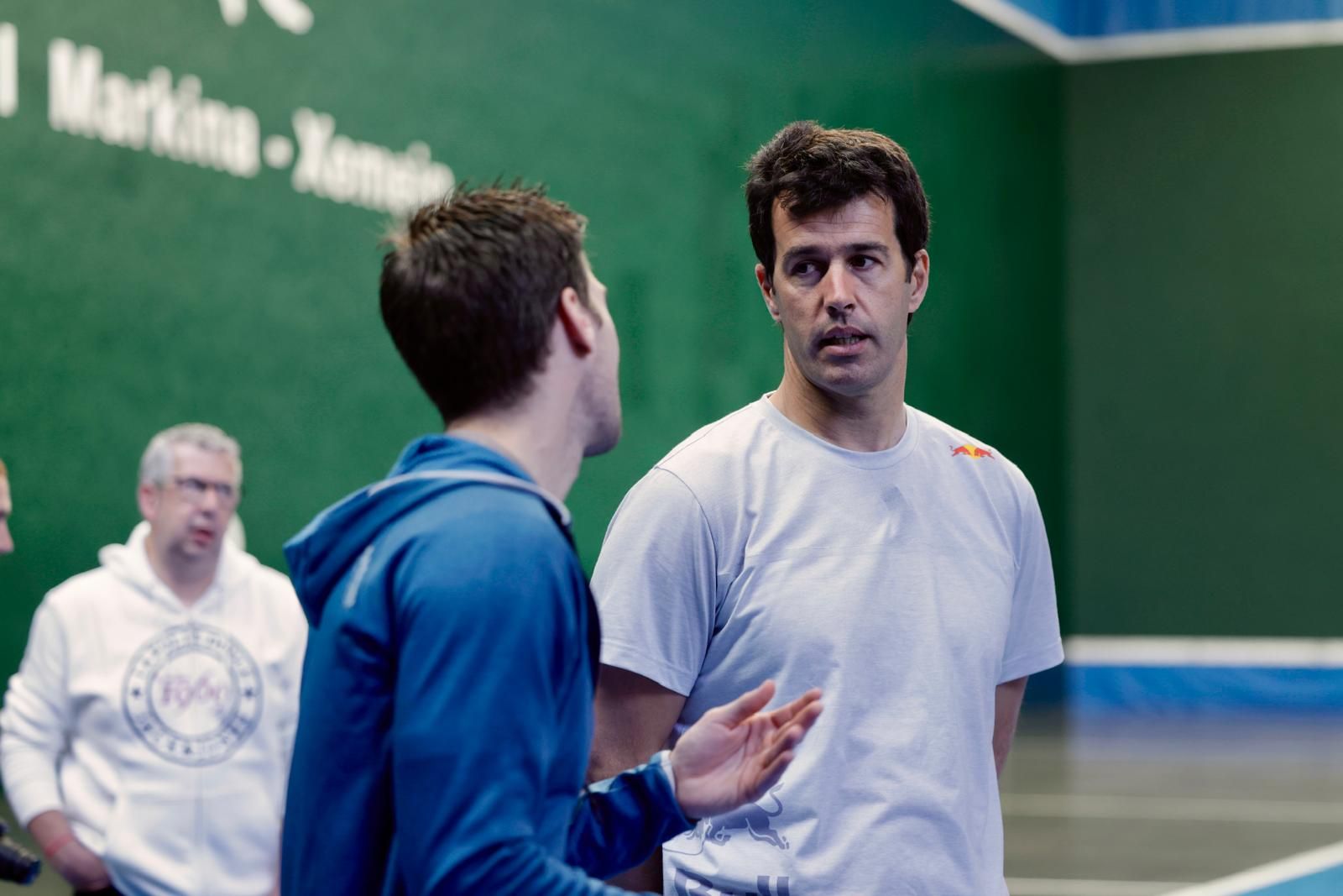 Iñaki Osa Goikoetxea charla con Xabier Barandika en la presentación de este martes.