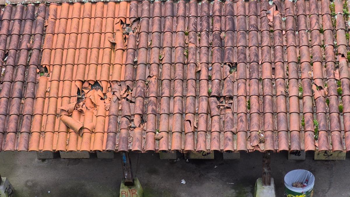 Deficiente estado de conservación del tejado de los merenderos de la presa de Aranzelai