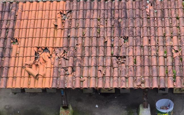 Deficiente estado de conservación del tejado de los merenderos de la presa de Aranzelai