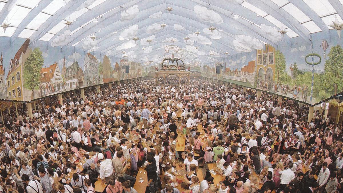 Hermanamiento inevitable en un pabellón de la Oktoberfest.