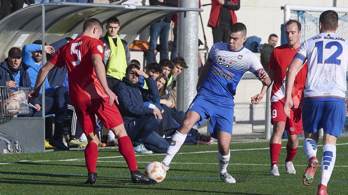 Los jugadores del Cantolagua luchan por la posesión del balón.